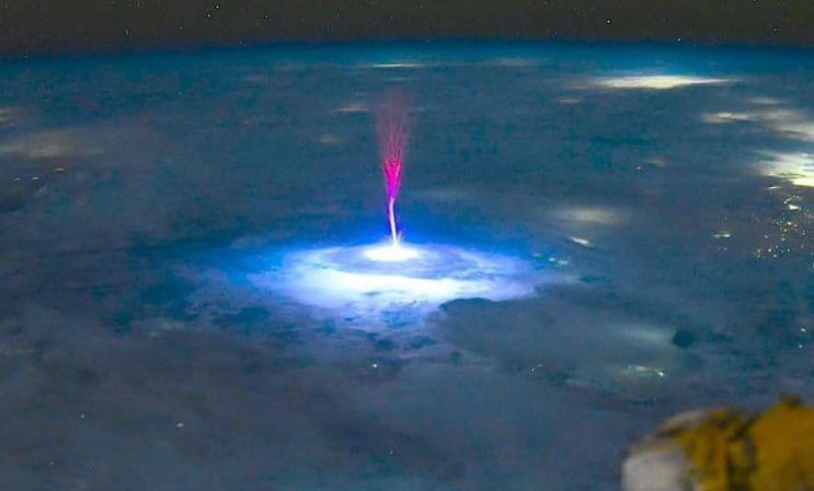 breaking-news!-giant-jet-over-us-discovered