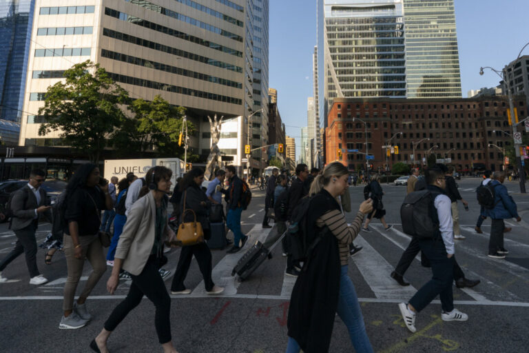 canada’s-population-declined-by-over-76,000-in-third-quarter,-largest-fall-since-1971:-statcan