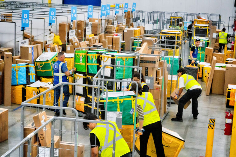 amazon-plans-to-hire-250,000-workers-for-holiday-season