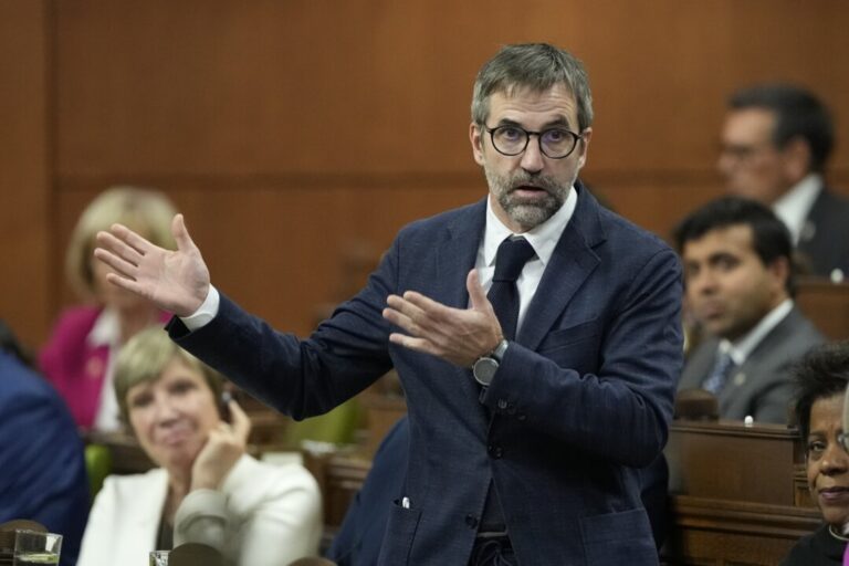 minister-guilbeault-extends-pandemic-era-media-subsidies,-citing-‘sea-of-disinformation’