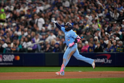 guerrero,-springer-sparks-blue-jays,-who-hit-5-hrs-and-cut-mariners’-alcs-lead-to-2-1-with-13-4-rout