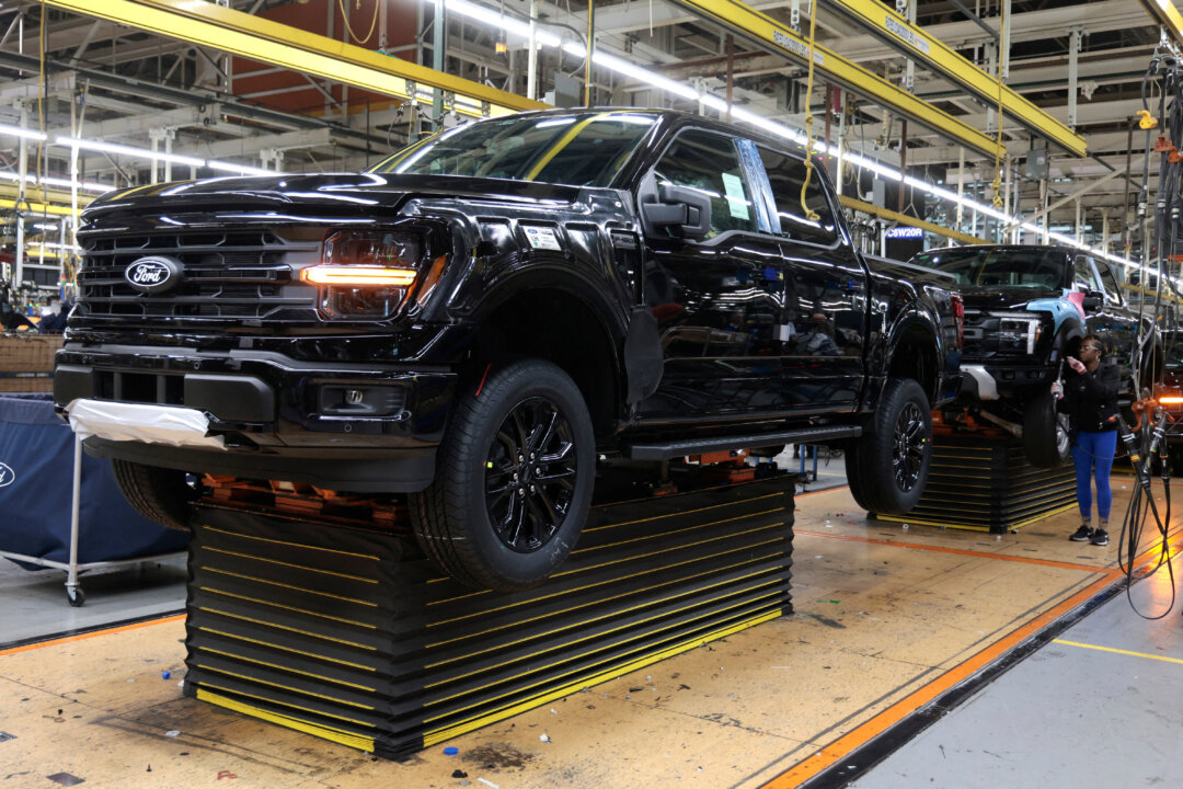trump-imposes-25-percent-tariffs-on-imports-of-medium-and-heavy-duty-trucks-starting-nov.-1