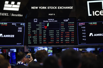 flows-into-us-etfs-cross-$1-trillion-at-record-pace,-state-street-investment-management-says