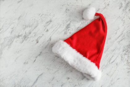 montreal-police-investigating-grocery-store-theft-by-suspects-dressed-as-santa,-elves