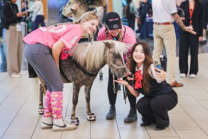 vancouver-airport-introduces-‘therapy-ponies’-to-reduce-passenger-anxiety