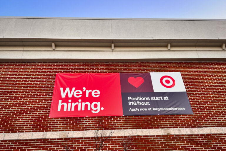 us-labor-market-steadies-as-jobless-claims-fall-again