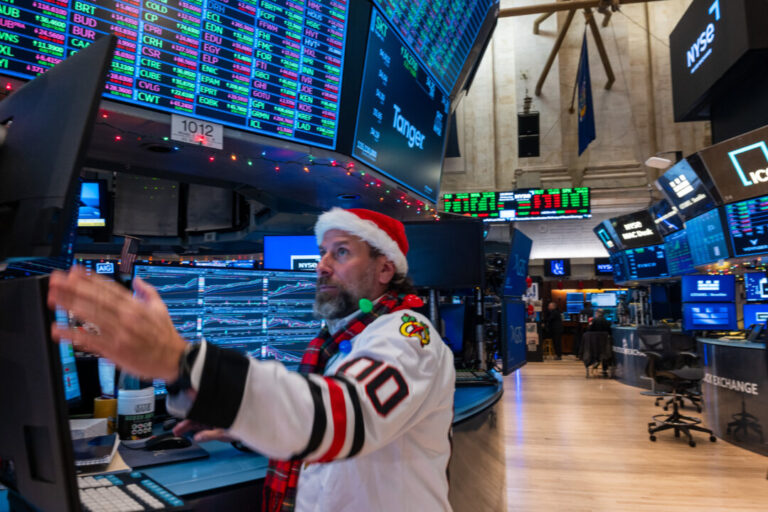 wall-street-review:-stocks-hit-new-record-highs-on-santa-claus-rally