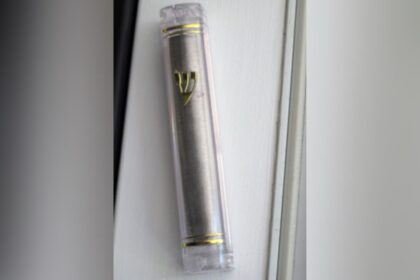 toronto-police-investigating-after-second-incident-of-mezuzahs-stolen