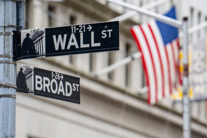 us-corporate-earnings-signal-economy-is-holding-steady