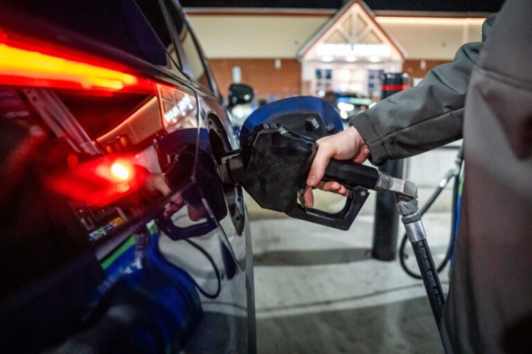 gas-prices-drop-for-5th-consecutive-week:-gasbuddy