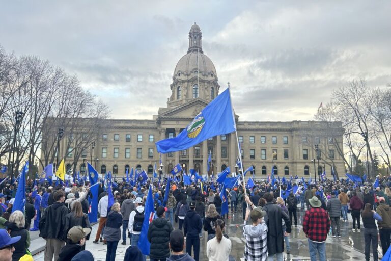 thousands-gather-in-edmonton-in-support-of-referendum-for-an-independent-alberta