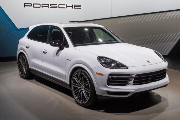porsche-recalls-more-than-173,500-vehicles-for-rear-camera-malfunction