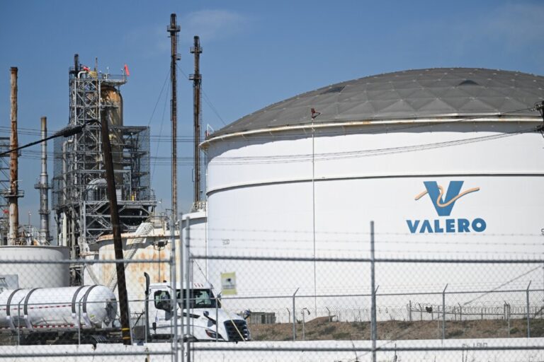 oil-glut-pushes-prices-down,-easing-inflation-in-2025—what’s-ahead