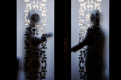 behind-ccp’s-closed-doors,-a-weakened-xi-jinping