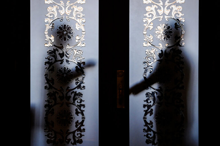 behind-ccp’s-closed-doors,-a-weakened-xi-jinping