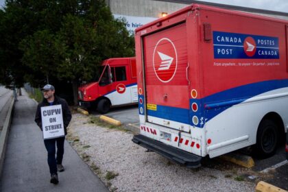 canada-post,-union-set-to-meet-again-as-rotating-strike-stretches-on