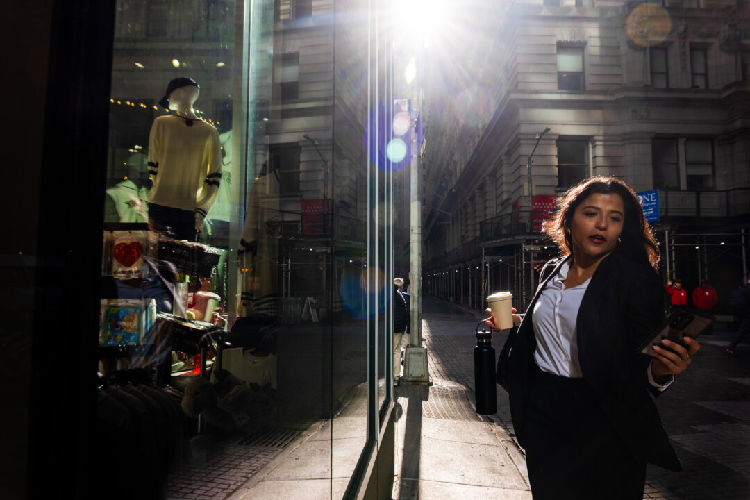 us-consumer-confidence-holds-steady-as-job-market-shows-signs-of-firming