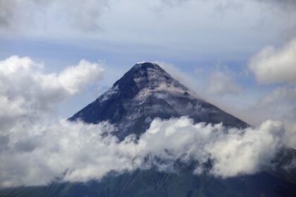 philippines-raises-alert-level-at-restive-mayon-volcano