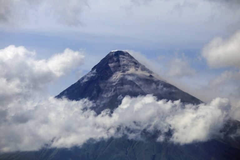 philippines-raises-alert-level-at-restive-mayon-volcano