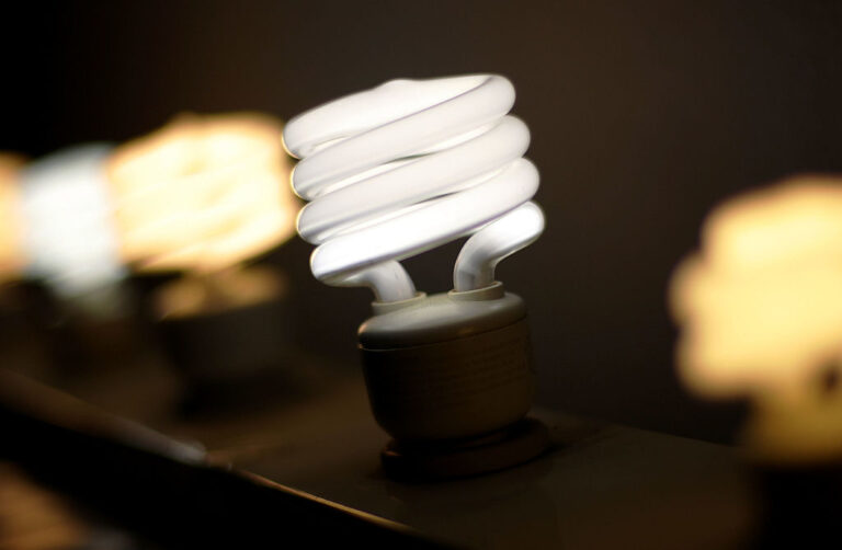 federal-ban-on-fluorescent-light-bulbs-takes-effect