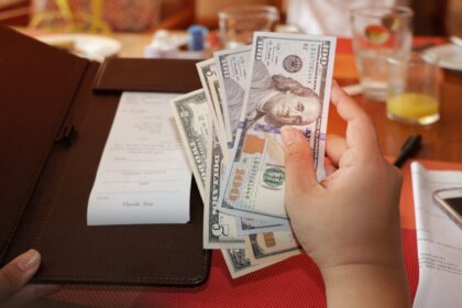 restaurants-use-tips-to-cut-labor-costs