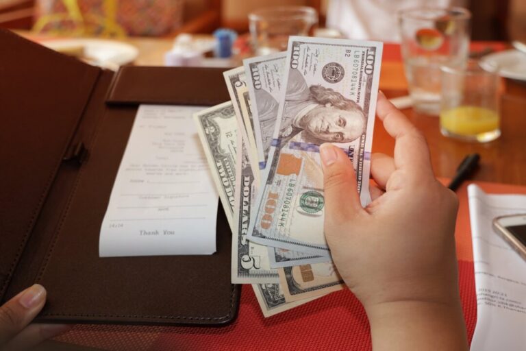 restaurants-use-tips-to-cut-labor-costs