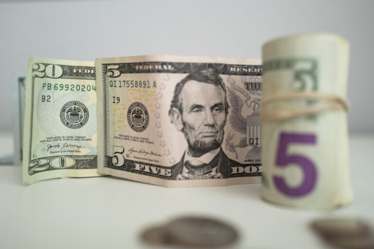 us-dollar-strengthens-to-highest-point-in-half-a-year