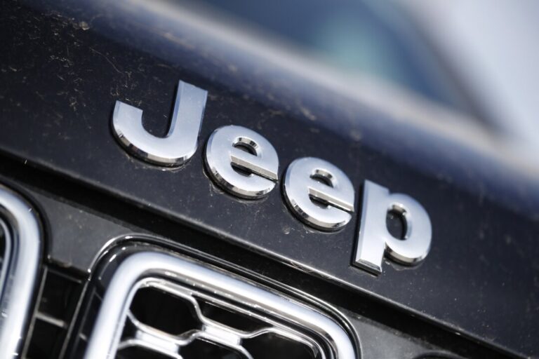 chrysler-recalls-20,000-jeep-hybrid-vehicles-over-battery-fire-concerns