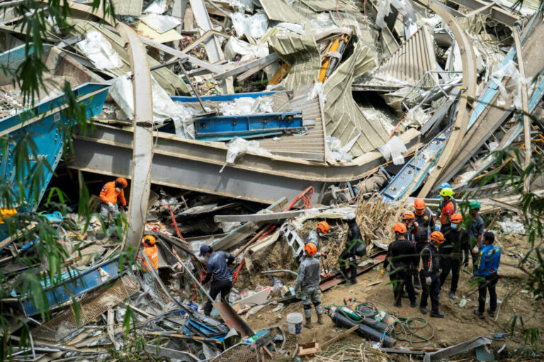 death-toll-in-philippines-landfill-collapse-rises-to-4