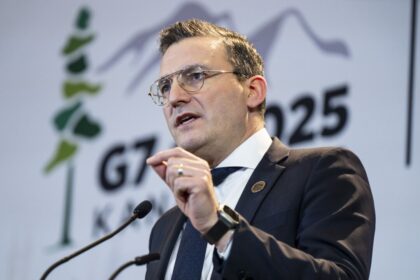 ottawa-denies-media-reports-that-it’s-considering-banning-x