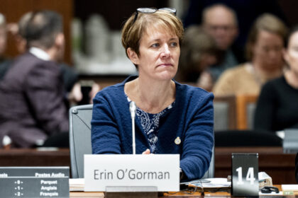 border-agency-has-500-officers-looking-for-32,000-illegal-immigrants:-president