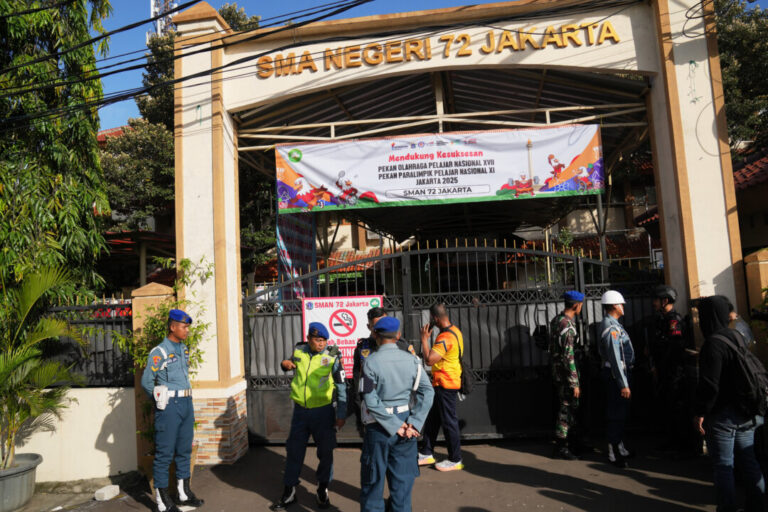multiple-explosions-shake-a-mosque-in-an-indonesian-high-school-and-injure-55