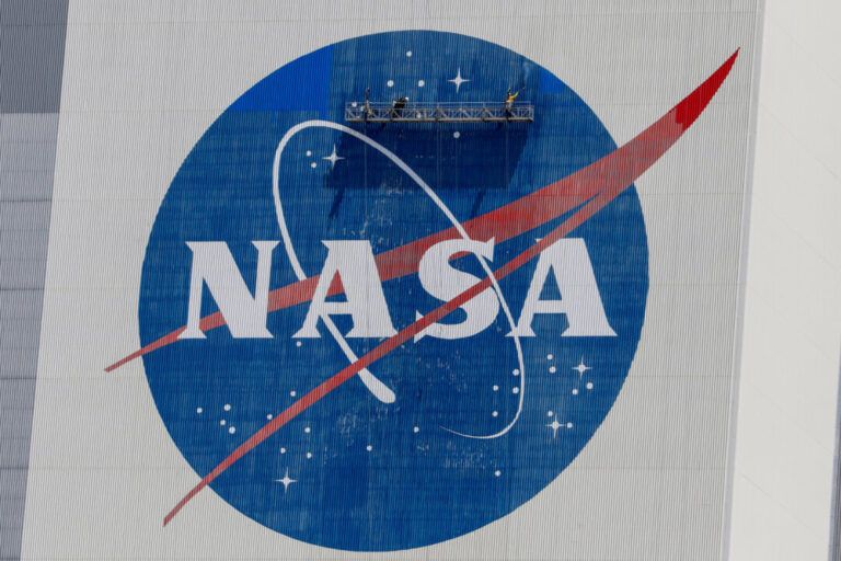 nasa-gears-up-for-medical-departure-from-space-station,-moon-rocket-rollout