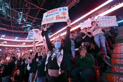 doctors-gather-to-protest-physician-payment-bill-at-bell-centre