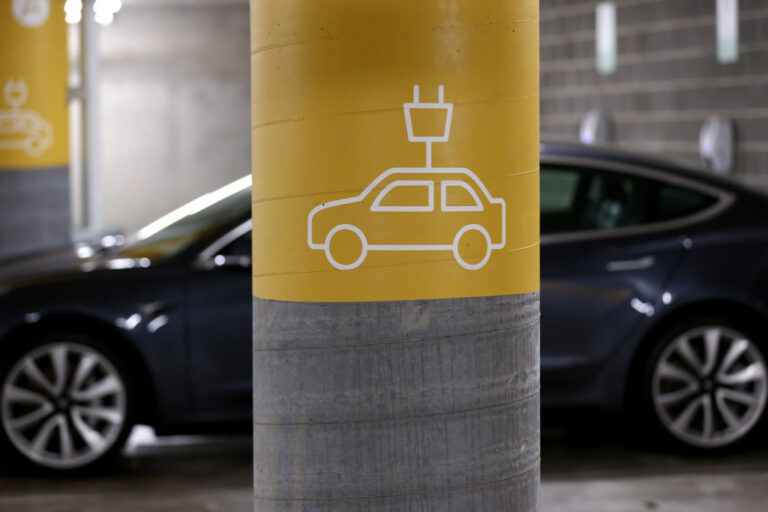 australian-ev-sales-hit-new-high,-petrol-and-diesel-sales-fall-to-new-low