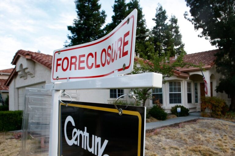 us-foreclosures-up-14-percent-in-2025;-florida-tops-states