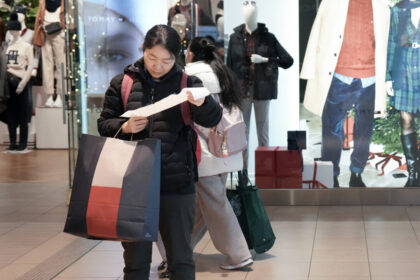 many-canadians-preparing-to-cut-back-on-holiday-spending:-survey