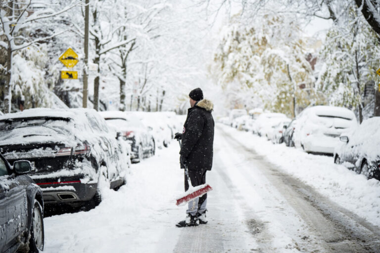 more-than-300,000-without-power-after-first-snowstorm-hits-quebec