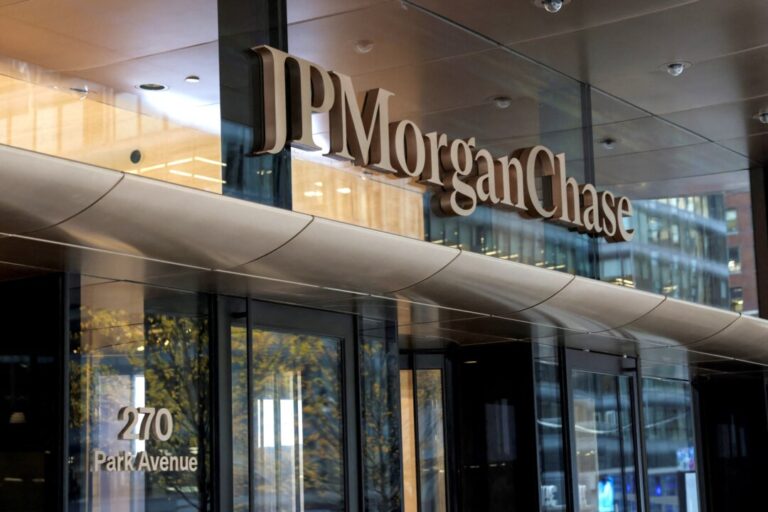 trump-says-he-will-sue-jpmorgan-chase-over-debanking