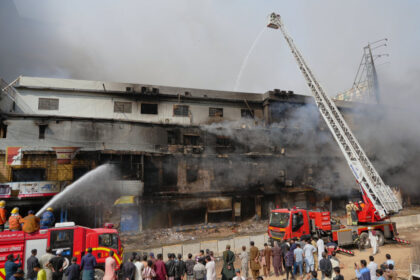 6-killed-in-fire-at-shopping-plaza-in-karachi,-pakistan