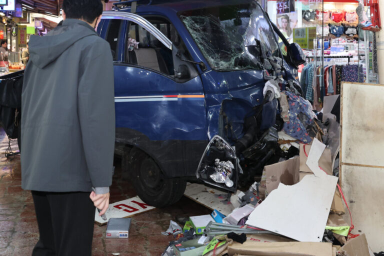 truck-hits-pedestrians-at-market-in-south-korea,-killing-2-and-injuring-18