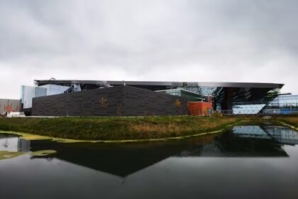 cyberspy-agency-breached-law-by-directing-actions-at-canadian:-watchdog-report