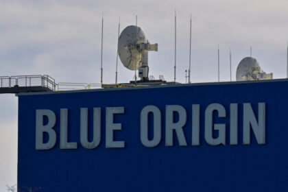 bezos’-blue-origin-to-deploy-thousands-of-satellites-for-new-‘terawave’-communications-network