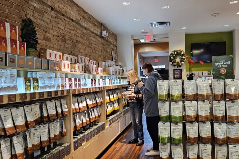 small-retailers-enter-holiday-season-optimistic