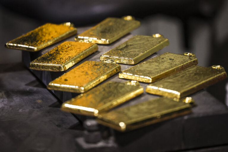 gold-rushes-past-$5,000-to-record-high