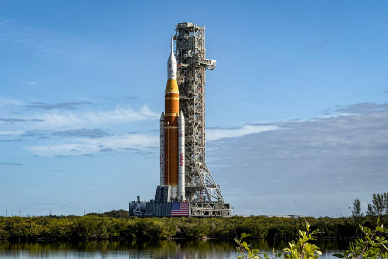 nasa-set-to-launch-1st-manned-moon-rocket-in-50-years:-what-to-know