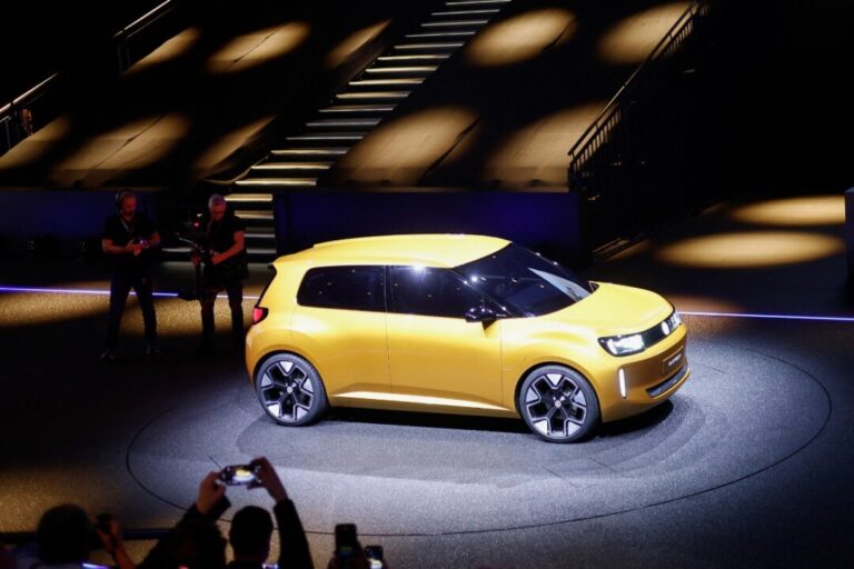 electric-vehicles-outsell-gasoline-autos-in-eu-for-first-time