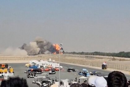indian-tejas-fighter-jet-crashes-in-a-ball-of-fire-at-dubai-airshow,-killing-pilot