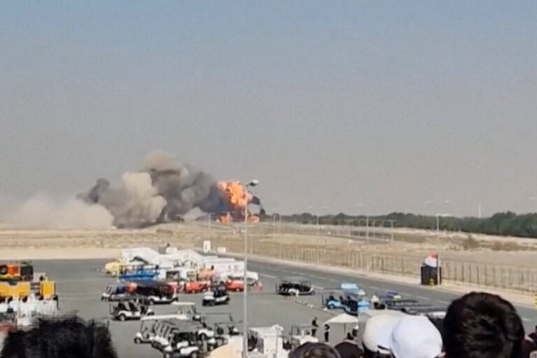 indian-tejas-fighter-jet-crashes-in-a-ball-of-fire-at-dubai-airshow,-killing-pilot