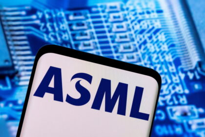 asml-logs-record-orders-on-ai-chip-boom,-announces-1,700-job-cuts